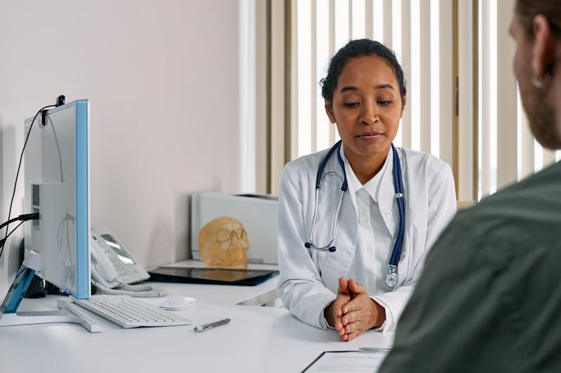 Médecin examinant un patient