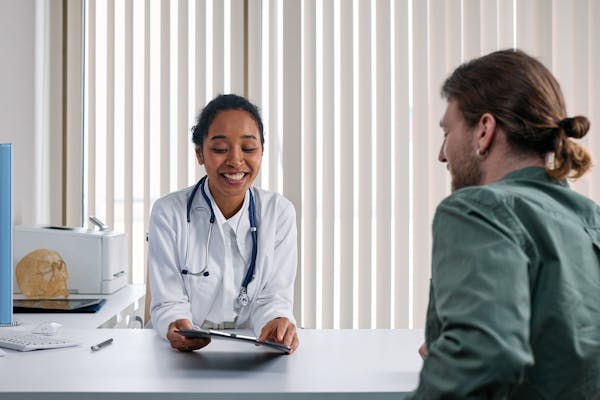 Médecin discutant avec un patient