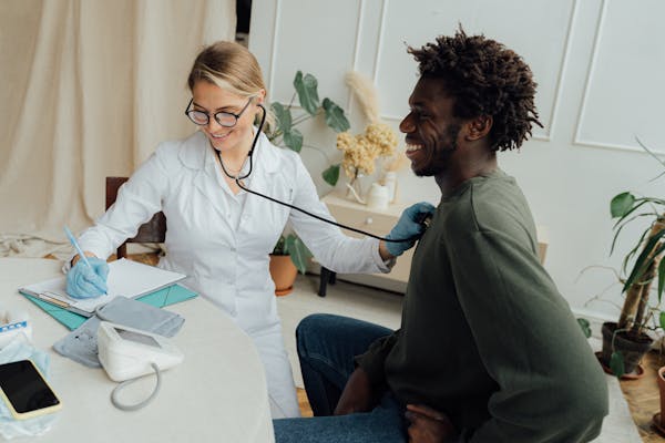 Médecin examinant un patient