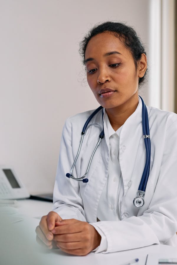 Médecin en téléconsultation vidéo